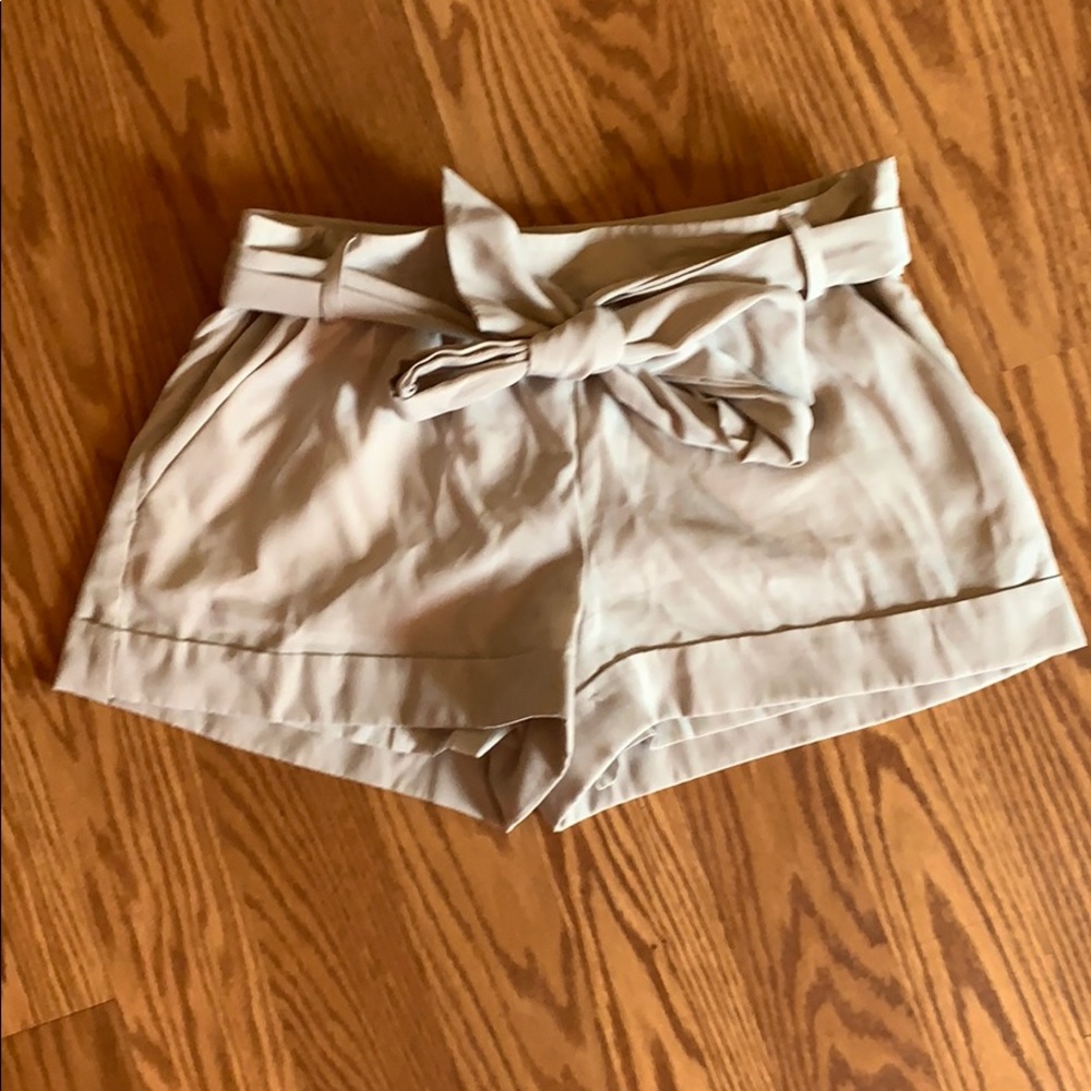 Beige shorts w/tie